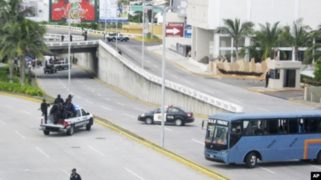 Police and a bus block a motorway at a crime scene in Boca del Rio, on the outskirts of Veracruz, September 20, 2011.