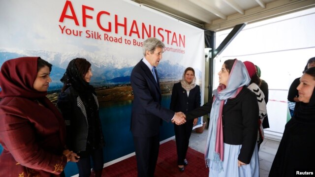 Ngoại trưởng Mỹ John Kerry gặp các nữ doanh gia Afghanistan đang góp phần vào các công cuộc đầu tư mới trong các ngành nông nghiệp, kỹ thuật, nghệ thuật và thể thao tại Ðại sứ quán Hoa Kỳ ở Kabul, ngày 26/3/2013.