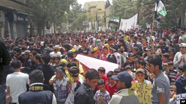 Demonstrators protest against Syria's President Bashar Al-Assad after Friday prayers in Yabroud, near Damascus, May 11, 2012.