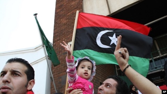 Libyan's living in Zimbabwe demonstrate against the rule of Moammar Gadhafi at the Libyan Embassy in Harare, August 24, 2011