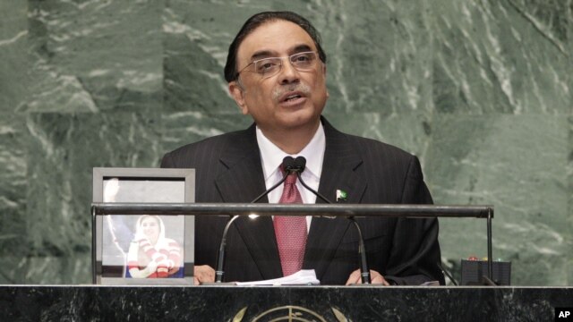 Ảnh của cựu Thủ tướng Benazir Bhutto được đặt ở bục nói chuyện khi Tổng thống Pakistan Zardari phát biểu trước Đại hội đồng LHQ
