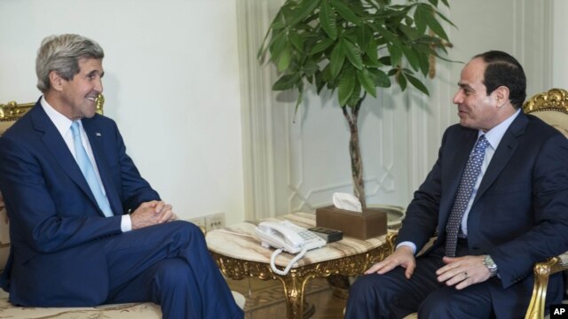 Waziri wa mambo ya nchi za nje wa Marekani John Kerry, (kushoto), akizungumza na Rais wa Misri Abdel Fattah el-Sissi kabla ya mkutano wao katika ikulu ya rais Cairo, Misri, June 22, 2014.