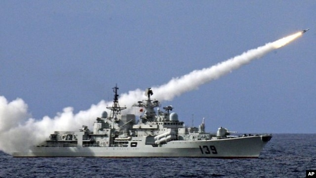 Tàu chiến của Trung Quốc bắn tên lửa trong một cuộc tập trận ngoài khơi Biển Đông (ảnh tư liệu).