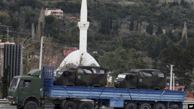 Sebuah truk militer Jerman mengangkut salah satu rudal Patriot yang akan dipasang di perbatasan Turki-Suriah (26/1). 