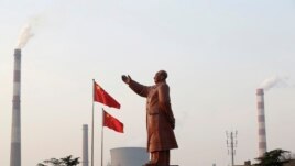 2013年3月，武汉钢铁公司的毛像和烟囱并立