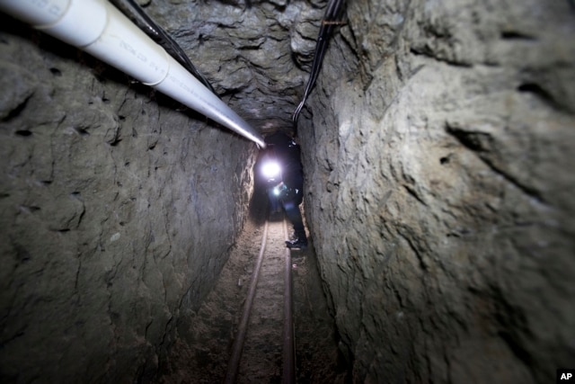 Federal Police officer stands in the tunnel where according to authorities drug lord Joaquin "El Chapo" Guzman made his escape from the Altiplano maximum security prison in Almoloya, west of Mexico City, July 16, 2015.