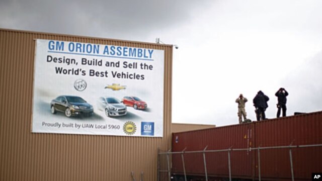 A security detail keeps watch at General Motors Orion Assembly plant as U.S. President Barack Obama arrives to tour the facility with South Korean President  Lee Myung-bak in Detroit, Michigan, October 14, 2011