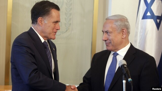 Thủ tướng Israel Benjamin Netanyahu (phải) bắt tay với ứng cử viên Tổng thống đảng Cộng hòa Mitt Romney trong cuộc họp của họ tại Jerusalem, ngày 29/7/2012