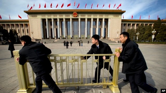 在中国人大会议期间，便衣警察在人大会堂外面放置栅栏（2015年4月4日）