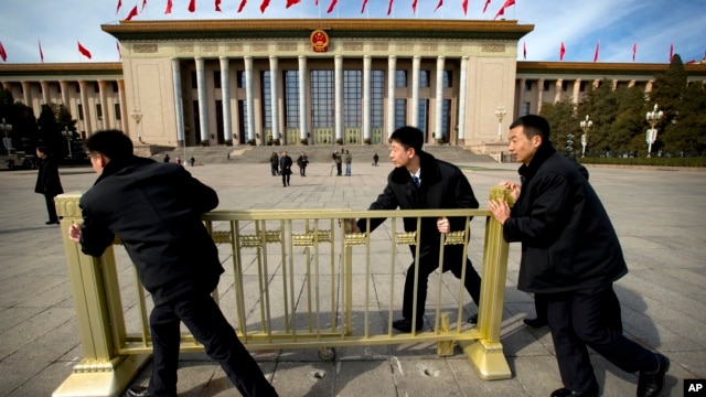 习近平表扬国家安全部门官员的地点北京大民大会堂。在中国人大会议期间，便衣警察在人大会堂外面放置栅栏（2015年4月4日）