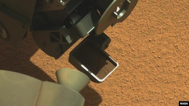 First Martian material collected by the scoop on the robotic arm of NASA's Mars rover Curiosity (Photo: NASA/JPL-Caltech/MSSS) 