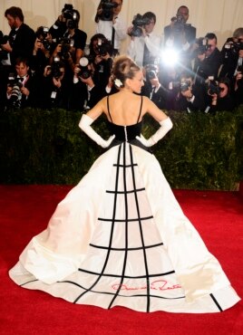 Actor Sarah Jessica Parker wears an Oscar de la Renta dress earlier this year.