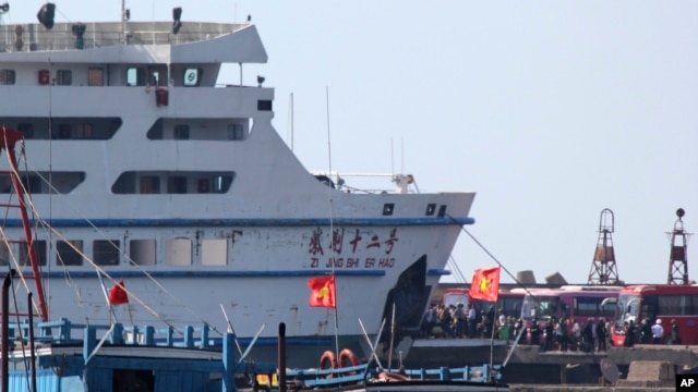 Công nhân Trung Quốc lên tàu về nước tại cảng Vũng Áng, tỉnh Hà Tĩnh, Việt Nam, ngày 19/5/2014.