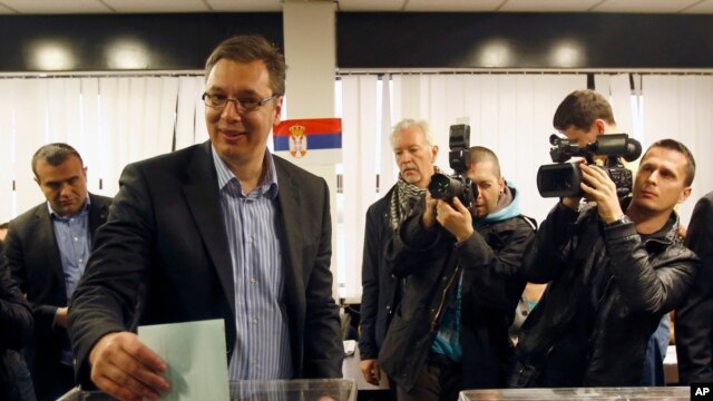 Thủ lãnh Đảng Tiến bộ Aleksandar Vucic đi bỏ phiếu tại Belgrade, ngày 16/3/2014.