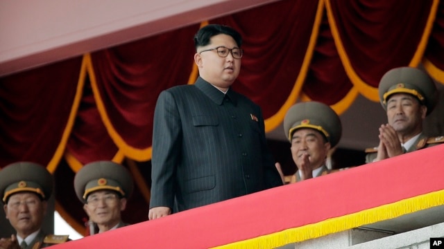 Lãnh đạo Bắc Triều Tiên Kim Jong Un theo dõi cuộc diễu hành từ ban công nhìn xuống Quảng trường Kim Il Sung ngày 10/5/2016.