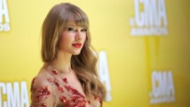 Taylor Swift arrives at the 46th Annual Country Music Awards in Nashville, Nov. 1, 2012.