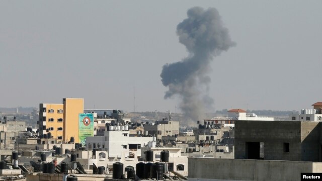 Khói bốc lên sau một cuộc không kích của Israel vào thành phố Gaza, ngày 19/8/2014.