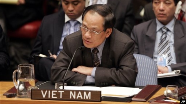 Ông Lê Lương Minh chính thức tiếp nhận chức tổng thư ký luân phiên của ASEAN. Ông Minh từng giữ chức đại sứ Việt Nam tại Liên Hiệp Quốc.