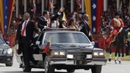 El presidente Hugo Chávez saludo a sus seguidores durante el desfile del día de la Independencia en Caracas.
