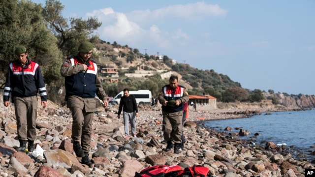 Cảnh sát Thổ Nhĩ Kỳ đứng gần một thi thể của người nhập cư trên bãi biển gần thị trấn Aegean của Ayvacık, Çanakkale, Thổ Nhĩ Kỳ, ngày 30/1/2016.