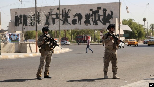 Binh sĩ Iraq đứng gác tại Quảng trường Tahrir ở Baghdad, ngày 16/6/2014.