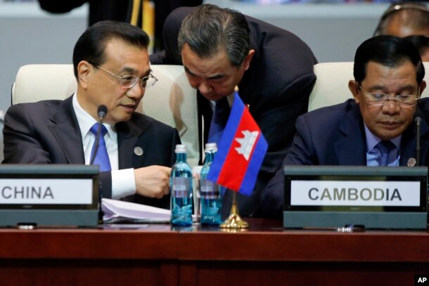 រូបឯកសារ៖ លោក Li Keqiang នាយករដ្ឋមន្ត្រី​ចិន​ (ឆ្វេង) ពិភាក្សា​ជាមួយ​លោក Wang Yi រដ្ឋមន្ត្រី​ការ​បរទេស​ចិន (កណ្តាល) ខណៈ​ដែល​លោក​និង​លោក​នាយករដ្ឋមន្ត្រី​ ហ៊ុន សែន ចូល​រួម​នៅ​ក្នុងពិធី​បើក​កិច្ច​ប្រជុំ​កំពូល​អាស៊ី-អឺរ៉ុប​នៅ​ទី​ក្រុង​អ៊ូឡង់បាទ័រ (Ulaanbaatar) ប្រទេស​ម៉ុងហ្គោលី កាល​ពី​ថ្ងៃ​ទី​១៥ ខែ​កក្កដា​ ឆ្នាំ​២០១៦។ (Damir Sagolj/Pool Photo via AP)