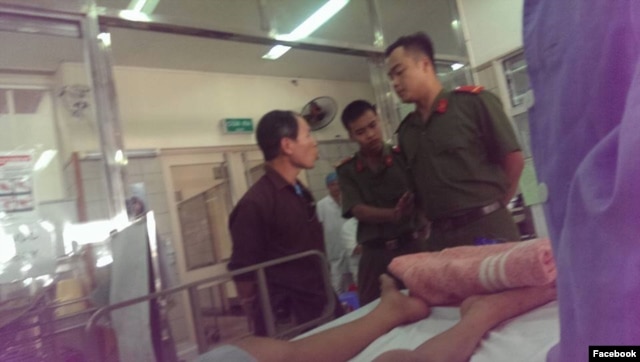 Công an ngăn chặn người nhà vào thăm em Đỗ Đăng Dư trong bệnh viện.
