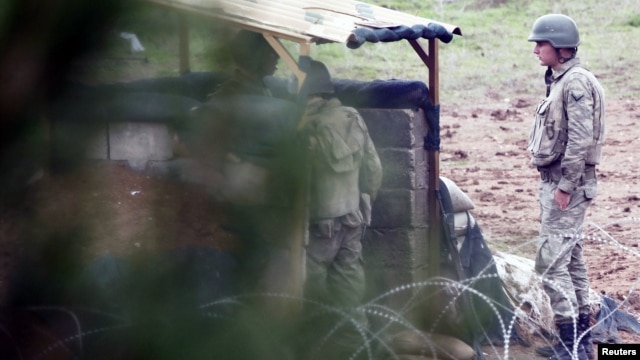 Turkish soldiers take up position near the border with Syria, in the Turkish border town of Ceylanpinar, Sanliurfa province, November 26, 2012.