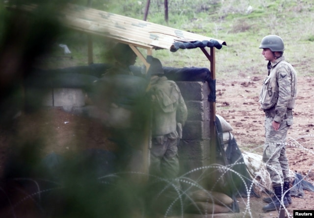 Turkish soldiers take up position near the border with Syria, in the Turkish border town of Ceylanpinar, Sanliurfa province, November 26, 2012.