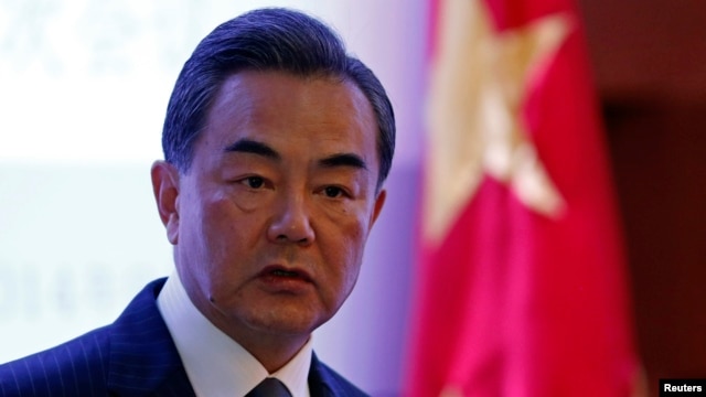 Ngoại trưởng Trung Quốc Vương Nghị nói 'Hoa Kỳ cần phải tôn trọng các lợi ích cốt lõi của Trung Quốc, bao gồm việc ngừng bán vũ khí cho Đài Loan và chấm dứt các cuộc tuần tra quân sự gần các đảo mà Trung Quốc kiểm soát ở Biển Đông'.