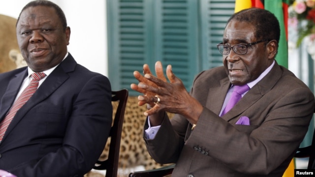 PM Zimbabwe Morgan Tsvangirai (kiri) bersama Presiden Robert Mugabe (foto: dok). Tsvangirai mengatakan, Zimbabwe akan menyelenggarakan pemilu presiden dan parlemen bulan Juli.