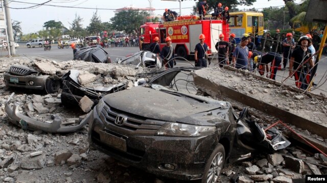 Xe cộ bị đè bẹp dúm sau trận động đất mạnh tại thành phố Cebu, miền trung Philippines, ngày 15/10/2013.