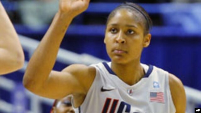 Maya Moore, người ghi bàn cho đội Minnesotan Lynx thuộc Hiệp hội Bóng rổ Quốc gia Nữ, từng mang đôi giày rằn ri kiểu nhà binh khi đội của cô tiếp đội Los Angeles Sparks trong Đêm Vinh danh Quân đội.