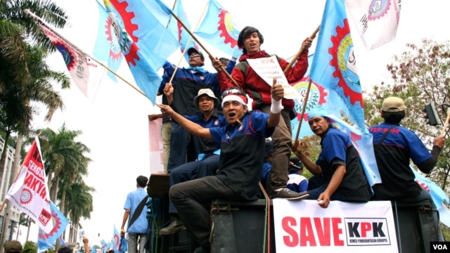 Demonstrators from Indonesia's National Workers Union rally outside the KPK building in support of the country's anti-graft body, Jakarta, Indonesia, October 8, 2012. (K. Lamb/VOA)