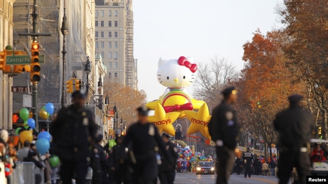 Cảnh sát đi bộ dọc theo Central Park West, phía sau là quả bóng bay khổng lồ Hello Kitty sẵn sàng cho cuộc diễu hành, ngày 22/11/2012.