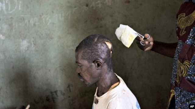 A nurse dresses the machete wounds on the head of Jean-Marie Anigbishe, 45, who was attacked by Ugandan Lord's Resistance Army (LRA) rebels near Ngalima in northeastern Congo. (File Photo)