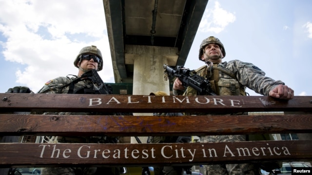 Lực lượng Vệ binh Quốc gia đứng canh gác trên đường E. Pratt ở Baltimore, Maryland, ngày 28/4/2015.