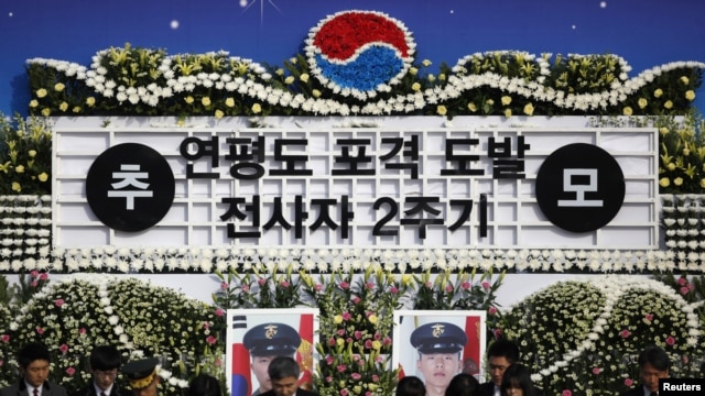 Keluarga para korban dan para anggota militer Korea Selatan memperingati dua tahun serangan Korea Utara atas pulau Yeonpyeong di Seoul (23/11).