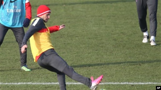 David Beckham menendang bola dalam latihan bersama klub Paris Saint-Germain (PSG) di lapangan Saint-Germain-en-Laye, Paris (Foto: dok). Beckham dijadwalkan akan mulai tampil penuh dalam pertandingan melawan Marseille, Rabu (27/2).