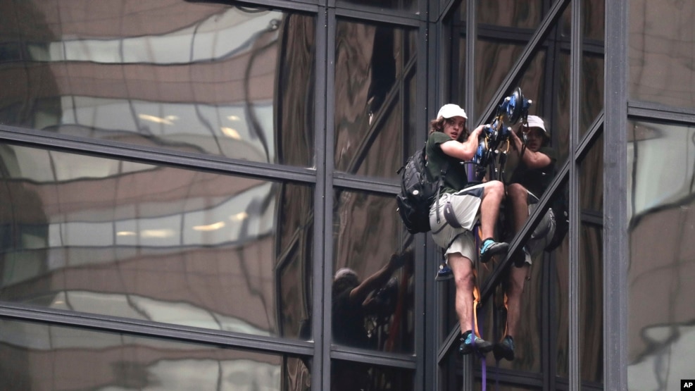 Durante casi cuatro horas el joven escaló la Torre Trump hasta el piso 21, antes de que la policía lo detuviera.