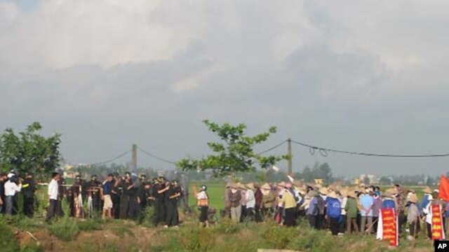 Công an đối đầu với nông dân xã Liên Minh, huyện Vụ Bản, tỉnh Nam Định, 9/5/2012