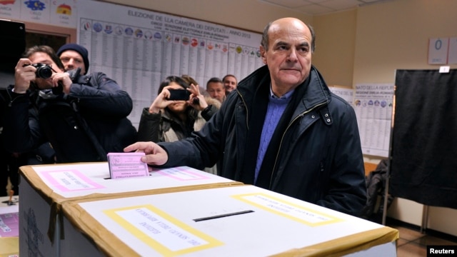 Lãnh đạo đảng Dân chủ Pierluigi Bersani đi bỏ phiếu tại Piacenza, ngày 24/2/2013.