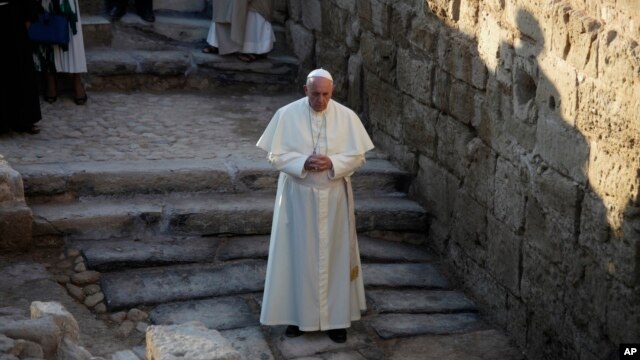 Đức Giáo hoàng cầu nguyện tại nơi nhiều người tin rằng Chúa Giêsu từng được thanh tẩy tại sông Jordan, Jordan, ngày 24 tháng 5, 2014.