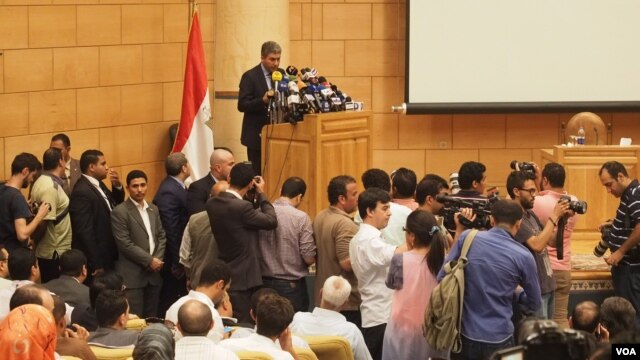 Bộ trưởng Hàng không Dân dụng Ai Cập Sherif Fathy trong cuộc họp báo về vụ rớt máy bay, ngày 19/5/2016.