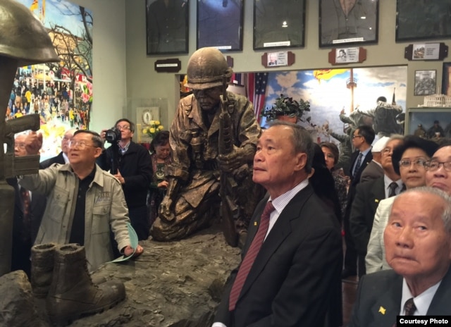 Ông Vũ Văn Lộc, bên trái, hướng dẫn phái đoàn thăm Bảo tàng Việt Museum ở San Jose (ảnh Bùi Văn Phú).