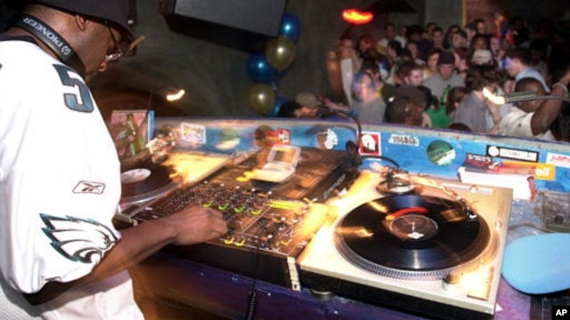 Menurut Chris Stiles, seorang DJ kawakan, profesi sebagai DJ menjadi salah satu pekerjaan yang paling diincar saat ini (foto: dok).