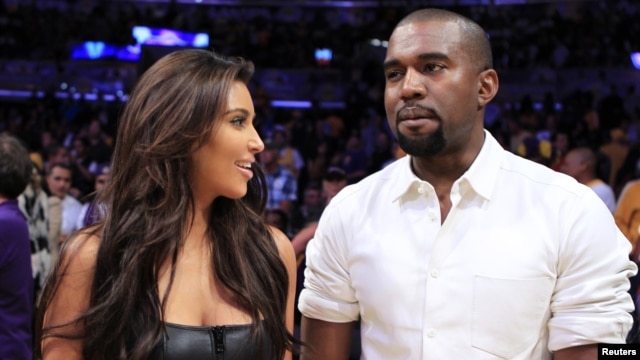 Kim Kardashian y su novio, el rapero Kanye West disfrutan de un juego de Los Álgeles Lakers en Denver.