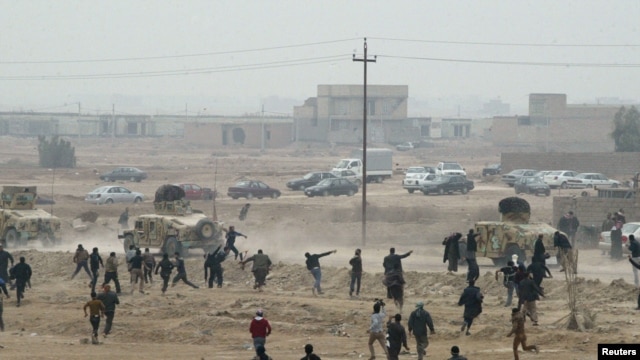 Masu zanga-zanga kennan a lokacin da suke jifar dakarun Iraki da duwatsu a garin Falluja dake Iraq, January 25, 2013.