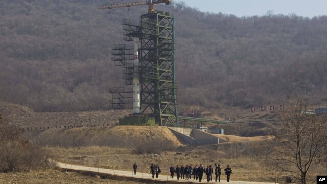 Un grupo de periodistas regresa de la visita a la plataforma de lanzamiento del cohete Unha en Corea del Norte.