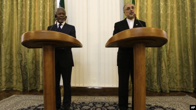 Iranian Foreign Minister Ali Akbar Salehi, right, speaks with media during a joint press conference with International envoy Kofi Annan, left, after their meeting in Tehran, Iran, July 10, 2012. 